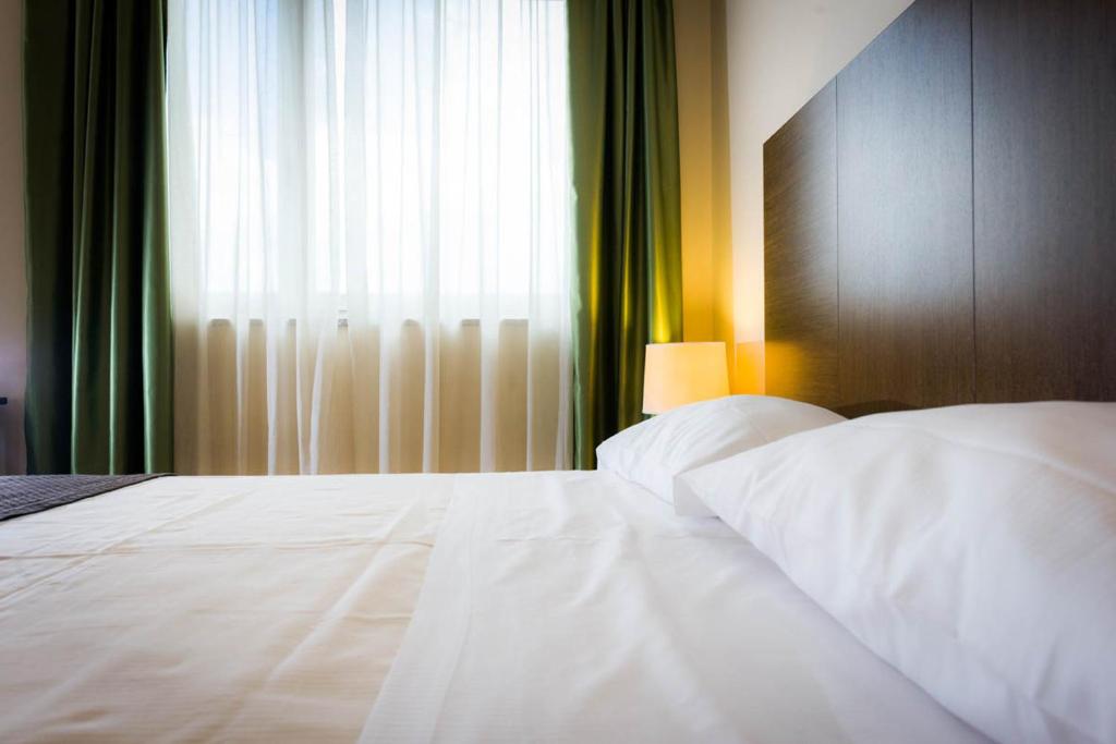 Postel nebo postele na pokoji v ubytování Torino Hotel San Luigi - Ristorante Trait d'Union