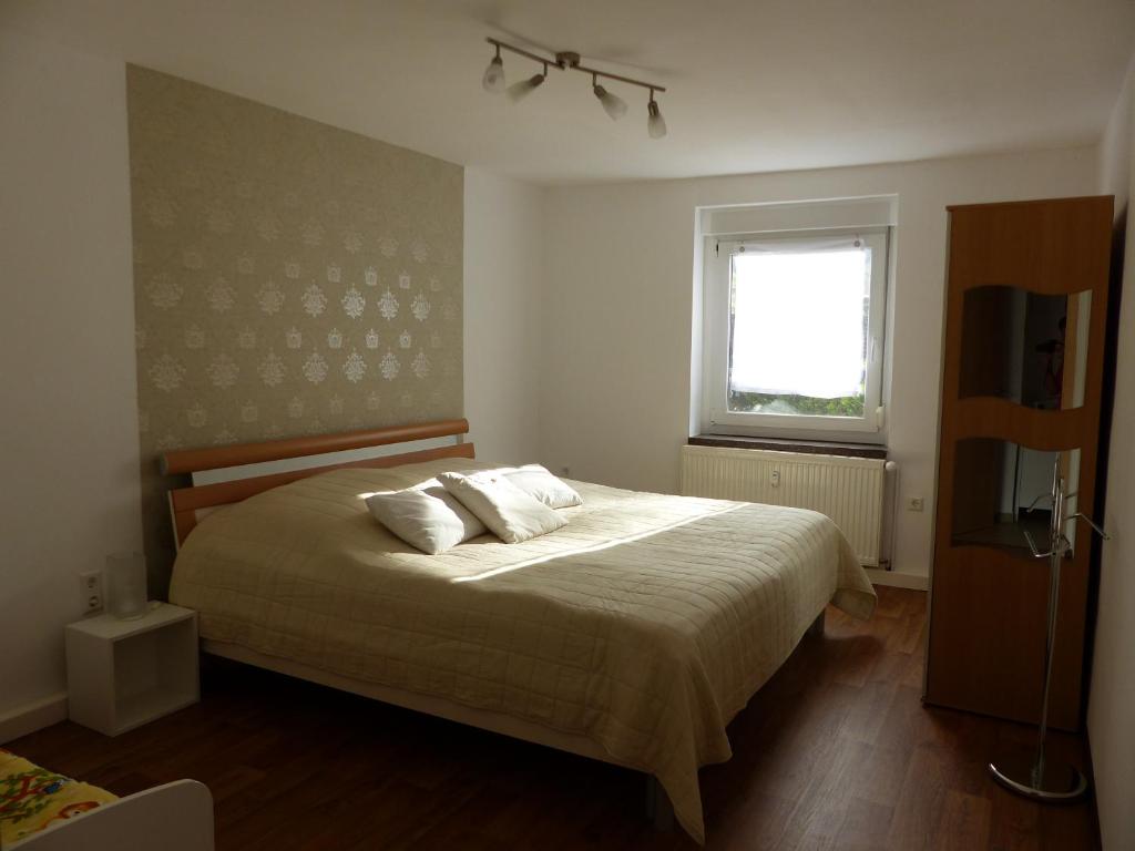 Säng eller sängar i ett rum på Ferienwohnung Zur Alten Eiche