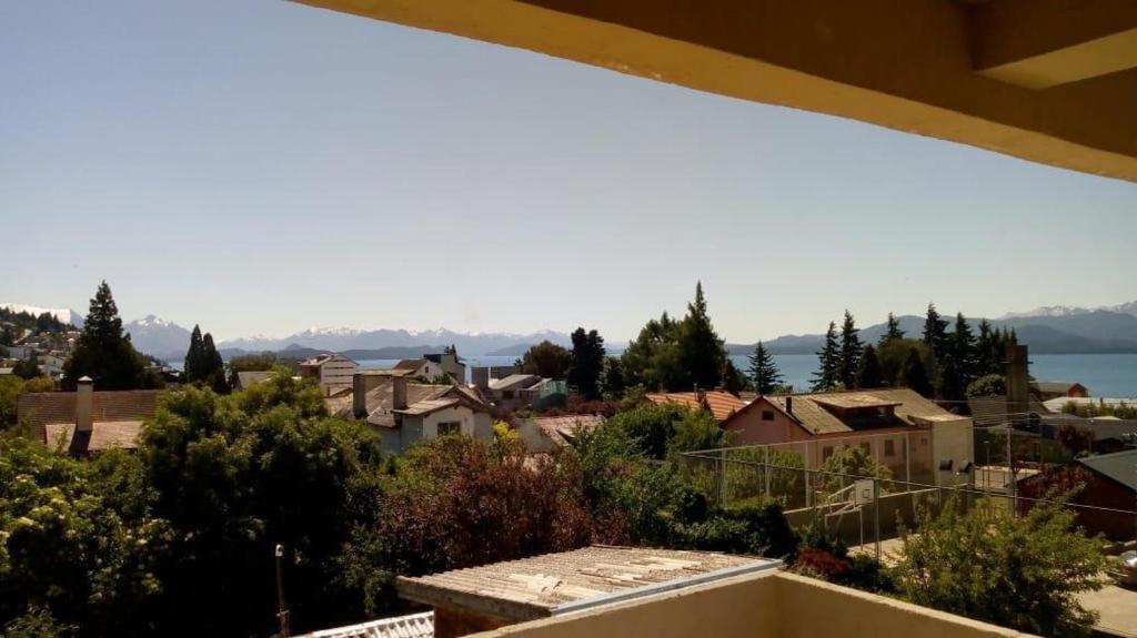 vistas a la ciudad desde el balcón de una casa en Sweet view del Nahuel en San Carlos de Bariloche