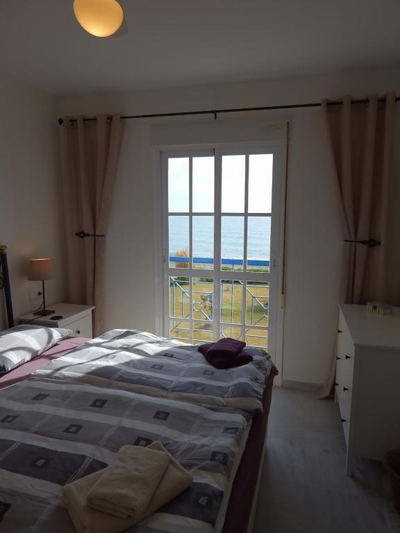 トロクス・コスタにあるJardines del Mar IIIのベッドルーム1室(ベッド1台、大きな窓付)