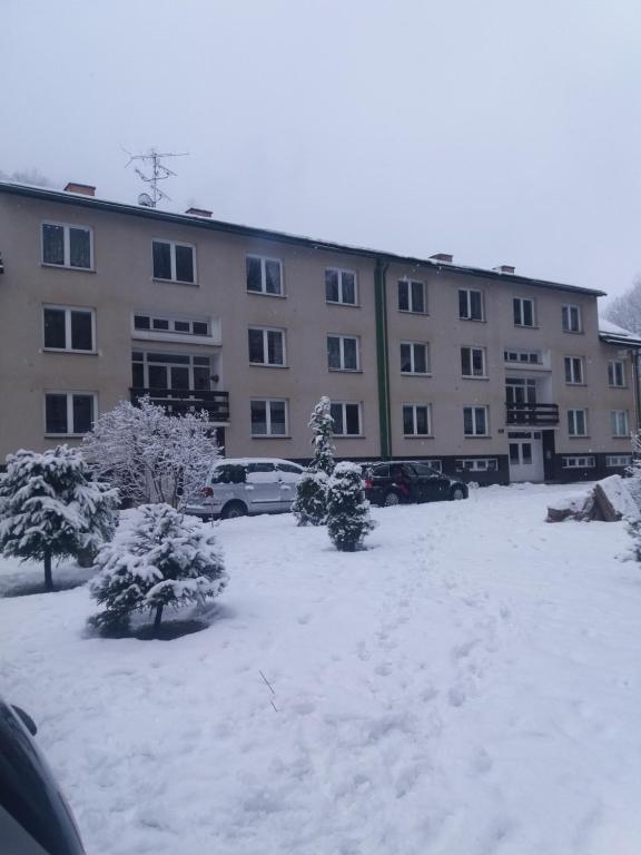 スヴォボダ・ナト・ウーポウにあるJulie 1の建物前の雪屋根付き駐車場