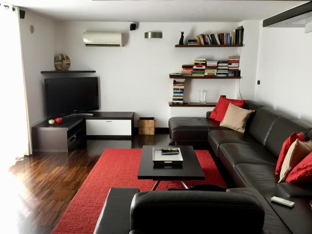 un soggiorno con divano e TV di Top House Murat con idromassaggio a Bari