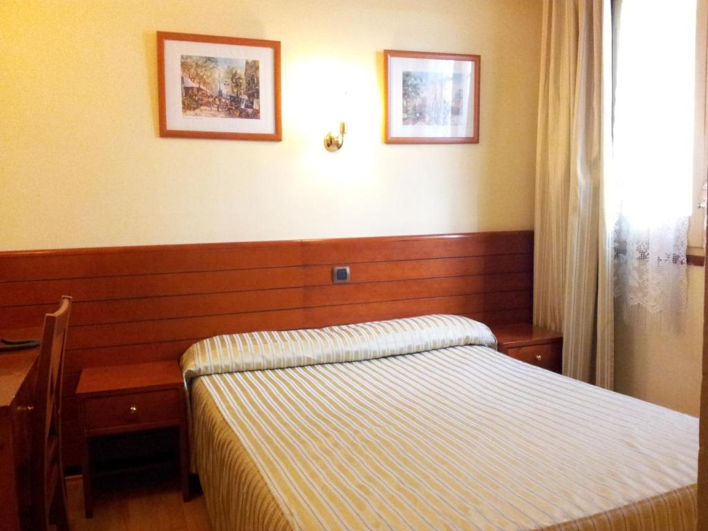 Postel nebo postele na pokoji v ubytování Hotel Toledano Ramblas