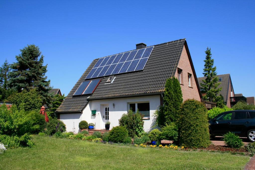 una casa con paneles solares en el techo en Ferienwohnung Stadt- und Hafennähe, en Fehmarn