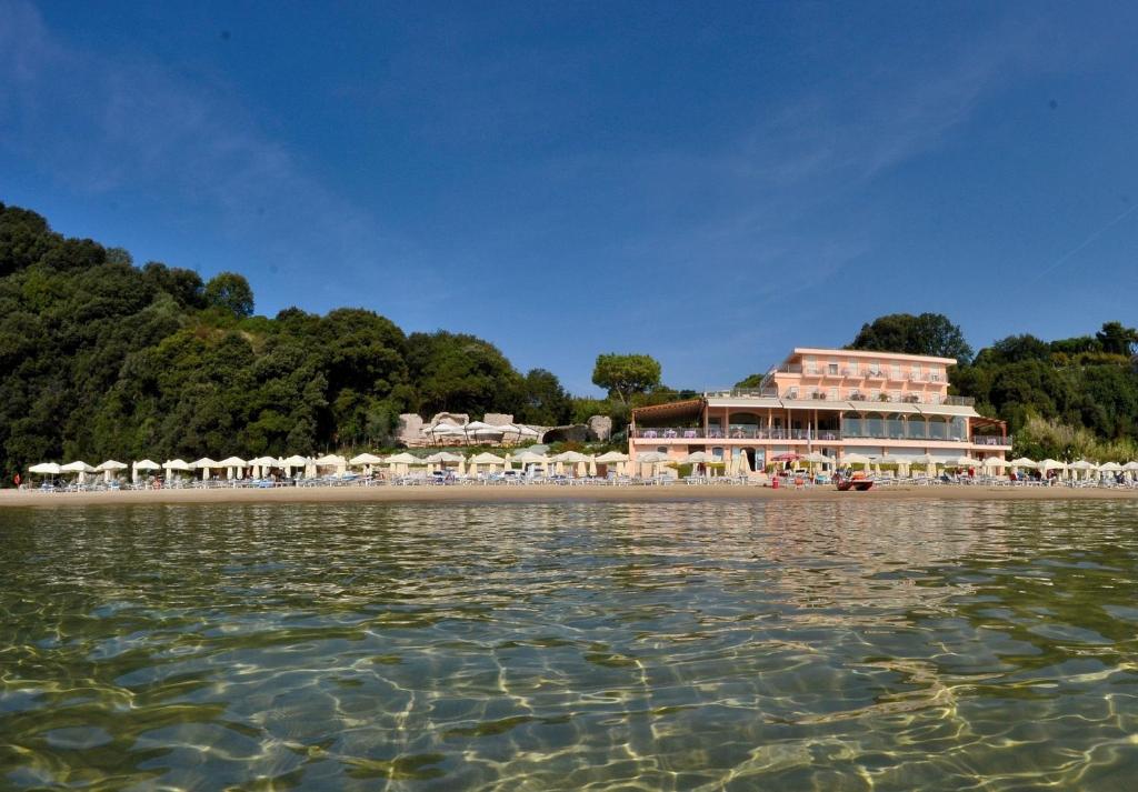 un complexe au bord d'une plage dans l'établissement Grand Hotel Il Ninfeo, à Gaète