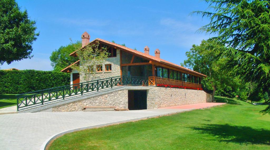 a building with a balcony on the side of it at Hotel Aldama Golf in Quintana de Llanes