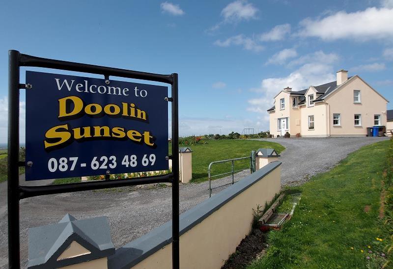a welcome to doolin sunset sign in front of a house at Doolinsunset in Doolin