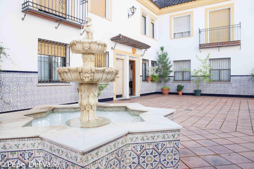 een fontein op de binnenplaats van een gebouw bij Los patios “ El Carmen” in Córdoba