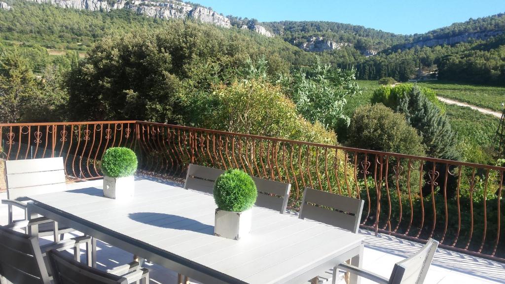 een tafel op een balkon met uitzicht op een berg bij L'Angeannie in Roquefort-la-Bédoule