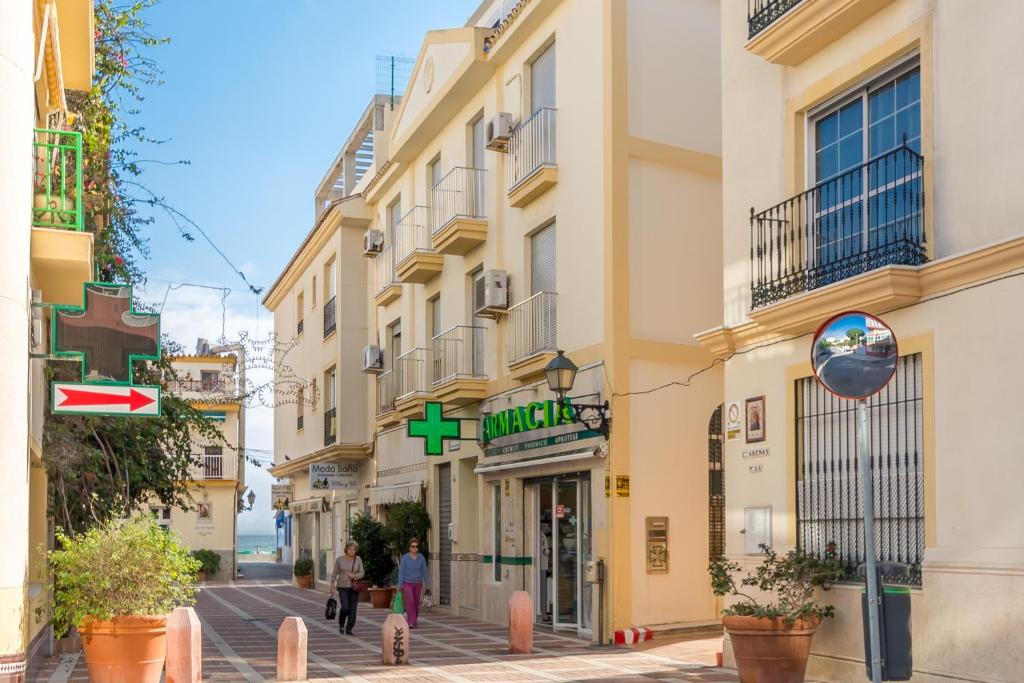 Ulica w mieście z ludźmi idącymi ulicą w obiekcie SF Carihuela Luxury Suite w mieście Torremolinos