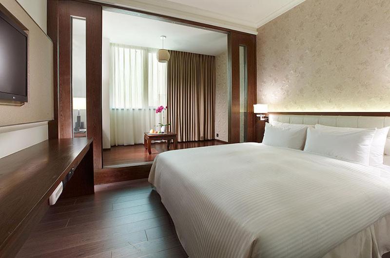 a bedroom with a large bed and a large mirror at Yuh Tong Hotel in Chiayi City