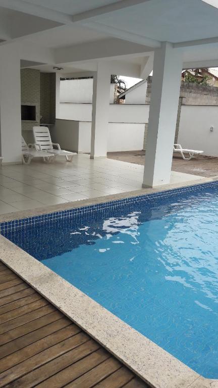  Ingleses piscina 450m da praia WI-FI