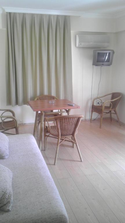 TV a/nebo společenská místnost v ubytování Zeytin Apart Hotel