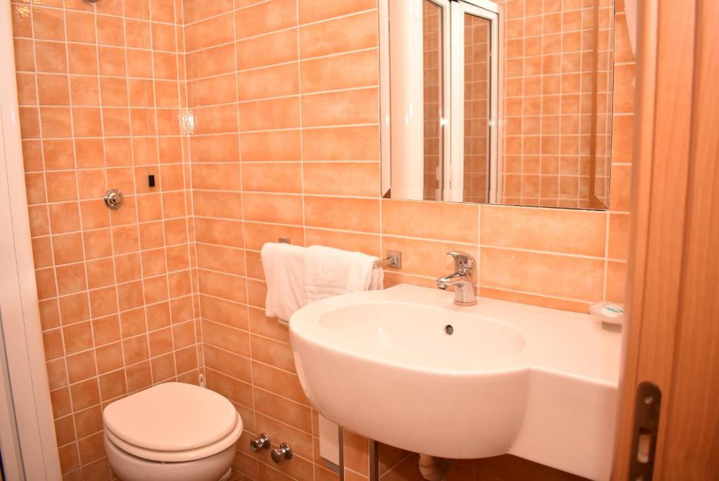 Koupelna v ubytování Hotel Miravalle