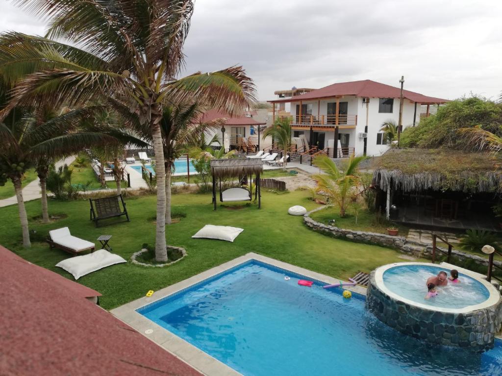 una imagen de una piscina en un complejo en Hotel Villa Sirena, en Vichayito