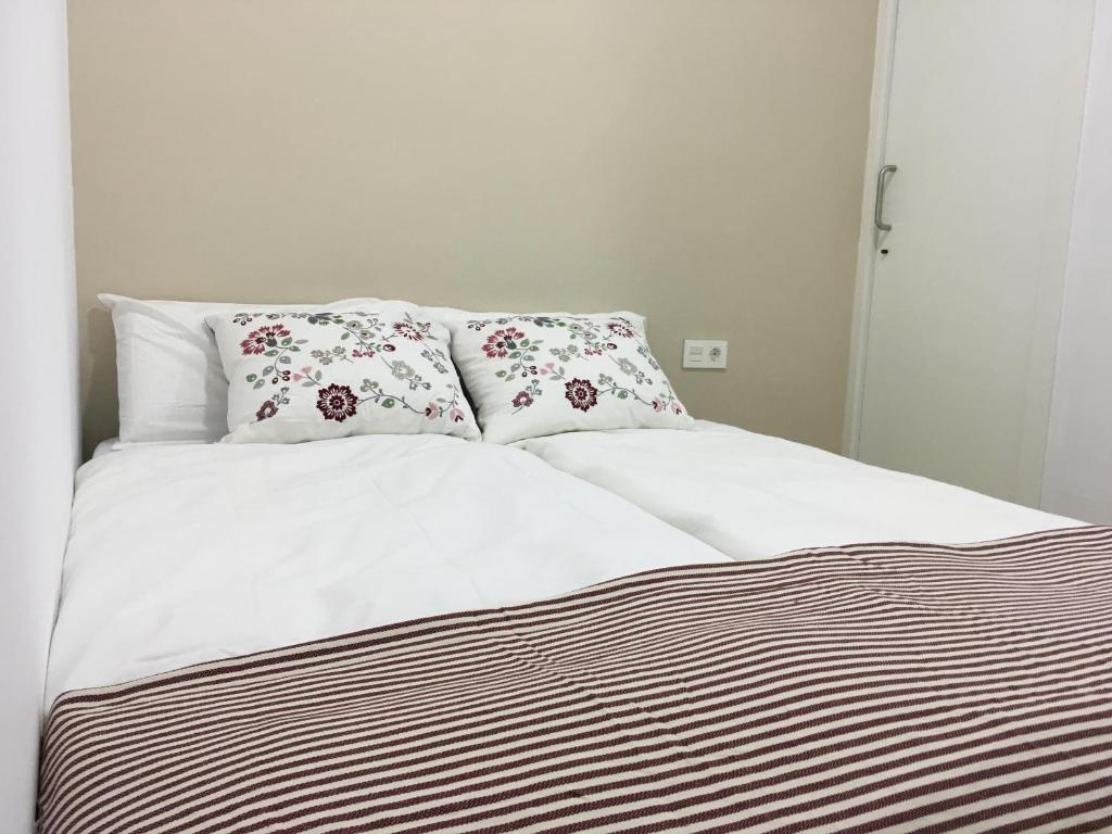 ラスパルマス・デ・グランカナリアにあるCaribbean Style Flatの白いベッド(枕2つ付)