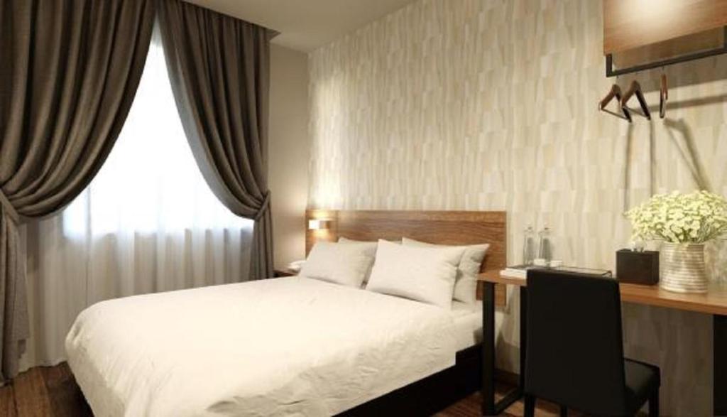 Postel nebo postele na pokoji v ubytování The Square Hotel