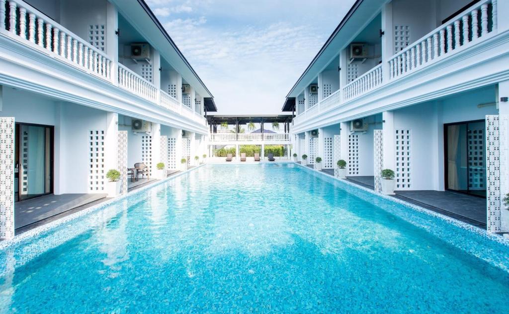 a swimming pool in the middle of a building at Chaanburi Boutique Resort in Chanthaburi