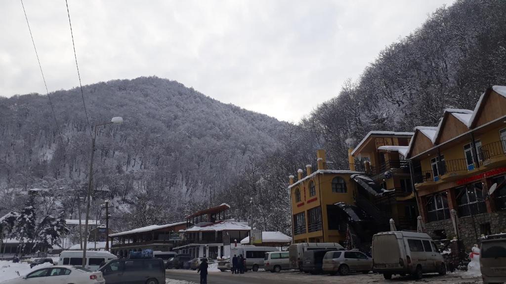 Nespecifikovaný výhled na hory nebo výhled na hory při pohledu z hotelu