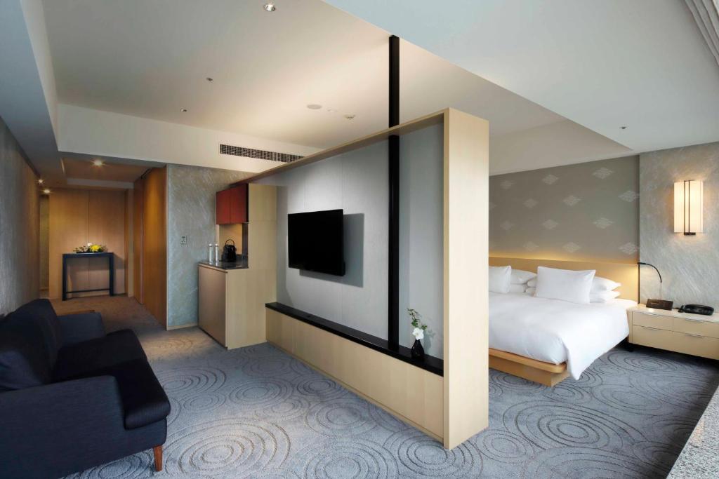 TV a/nebo společenská místnost v ubytování The Capitol Hotel Tokyu