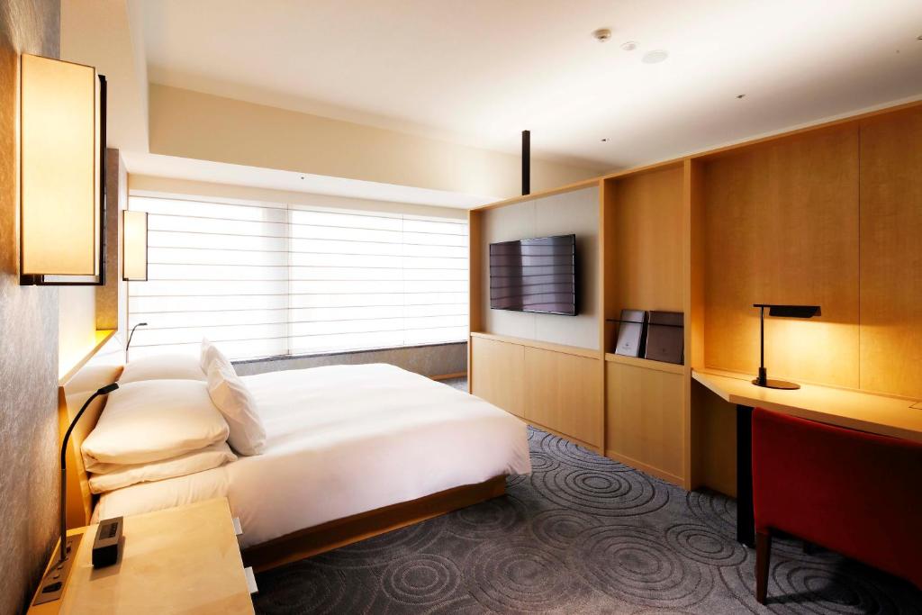Postel nebo postele na pokoji v ubytování The Capitol Hotel Tokyu