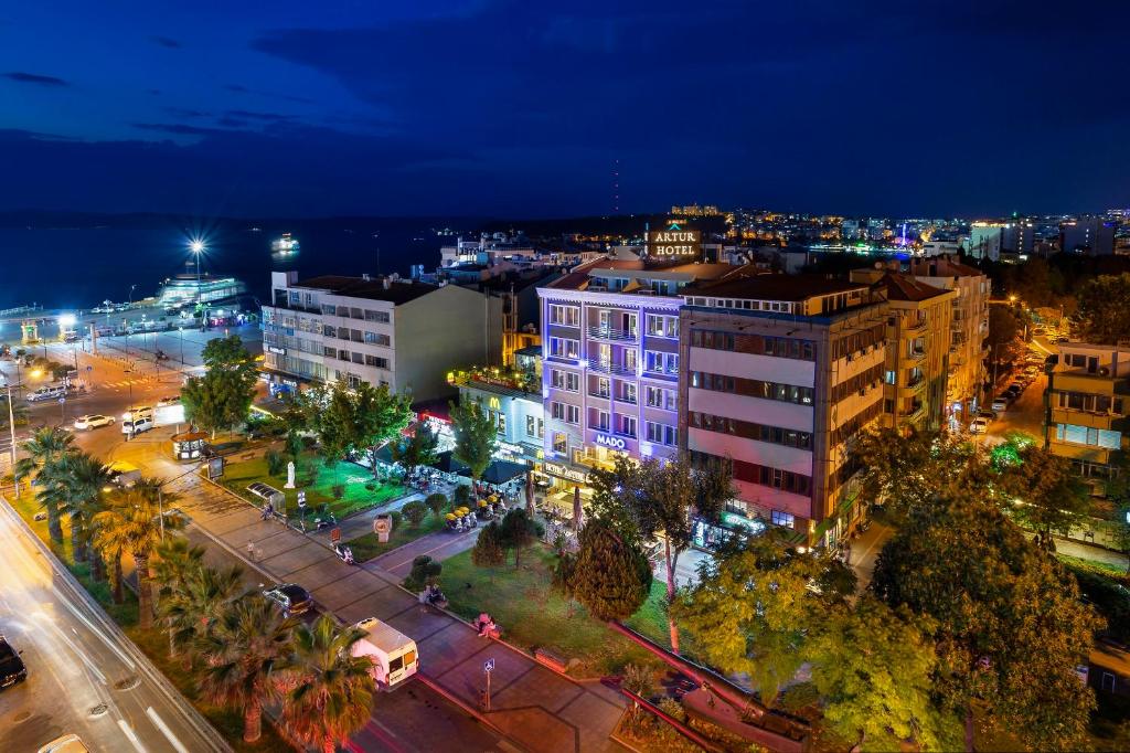 widok na miasto w nocy z oświetleniem w obiekcie Artur Hotel w mieście Çanakkale