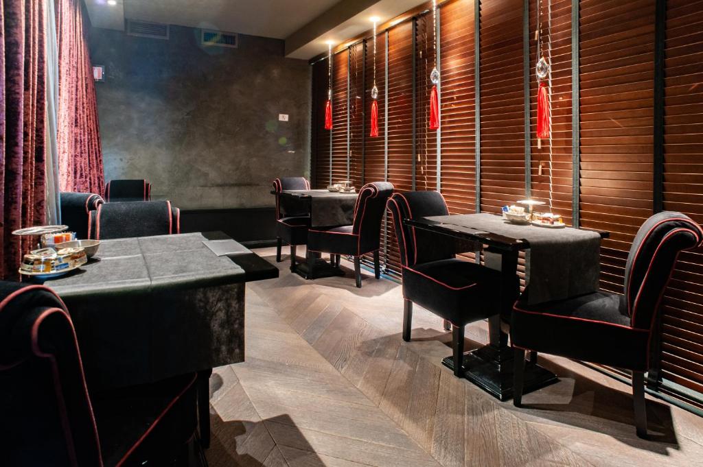 a restaurant with tables and chairs in a room at Hotel Palazzo Barbarigo Sul Canal Grande in Venice