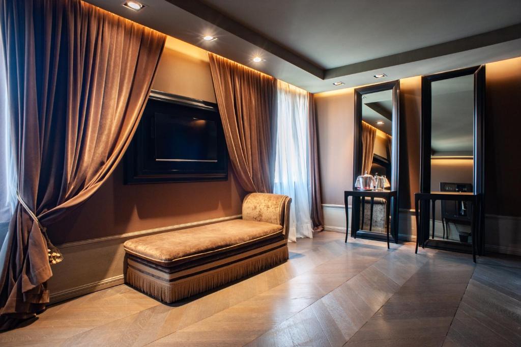 a living room with a chair and a window at Hotel Palazzo Barbarigo Sul Canal Grande in Venice