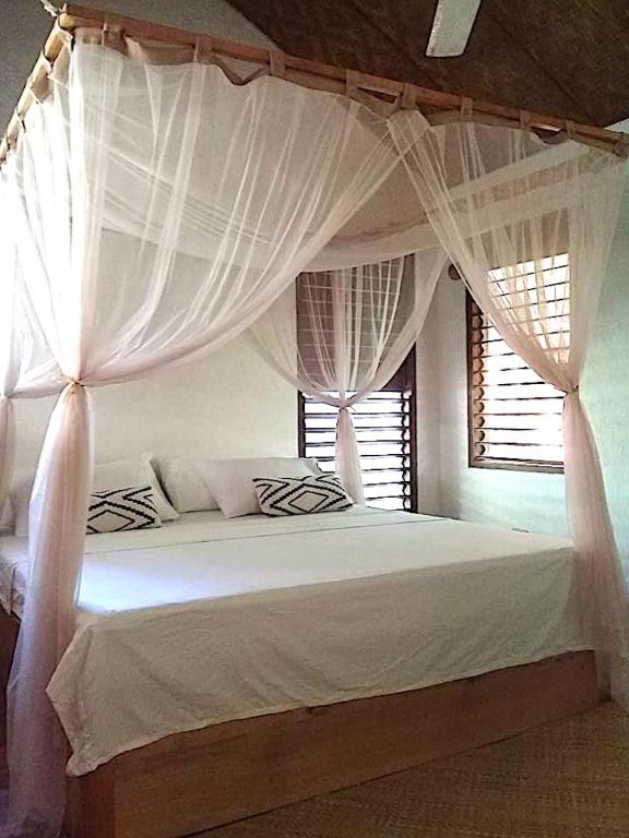 Letto o letti in una camera di Herbs Guest House and Restaurant near the Sea