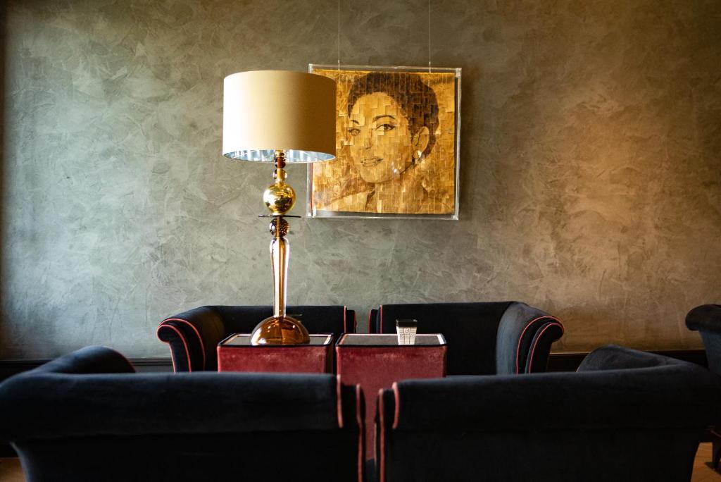 a lamp on a table in a room with chairs at Hotel Palazzo Barbarigo Sul Canal Grande in Venice