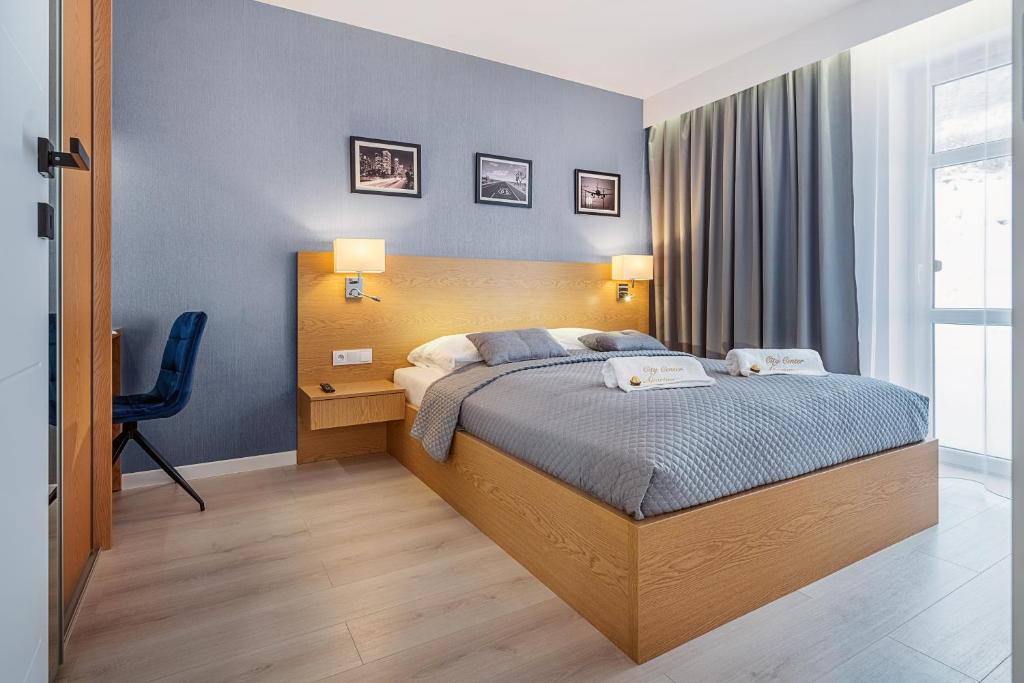 クリニツァ・ズドルイにあるGold Apartments Your Holiday Home Rodzinny 2のベッドルーム1室(ベッド1台、デスク、椅子付)