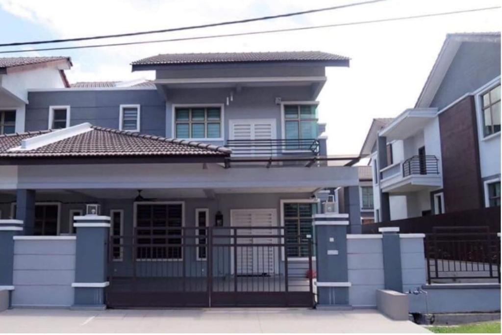 uma casa com um portão em frente em Malacca Homestay - 2 Storey Semi-D em Malaca