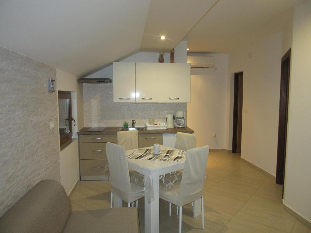 Kuchyňa alebo kuchynka v ubytovaní Apartmani Gracijela