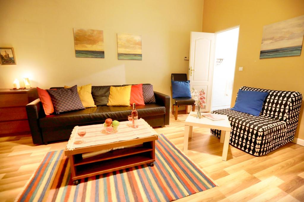 een woonkamer met een bank en een tafel bij Urban Nest Apartments Świętego Marka27 in Krakau