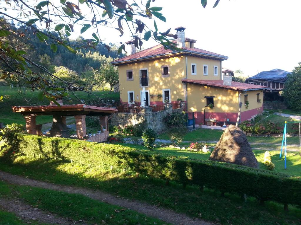una casa en una colina con una mesa delante en Casa Rural Casa Capión en Villaviciosa