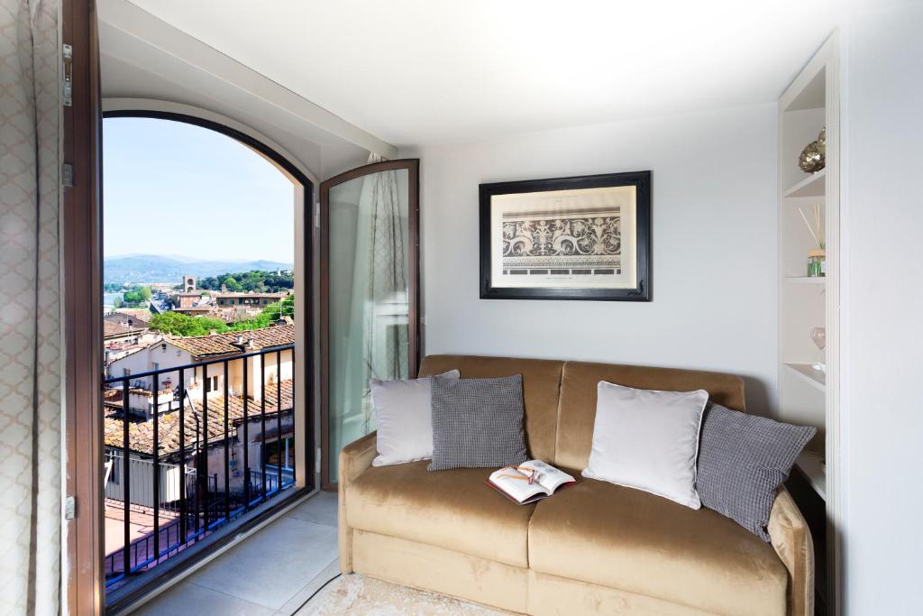 Una sala de estar con un sofá y un balcón. en QK Costa58 Home Tower, en Florencia