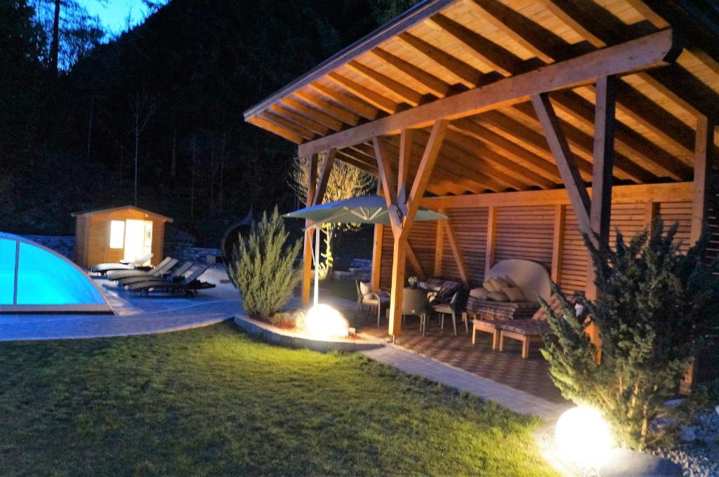 Zahrada ubytování Gästehaus Almrausch, Ferienanlage mit Pool
