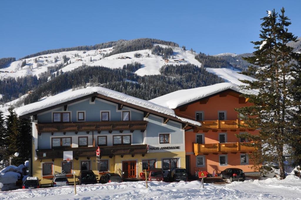 un edificio con neve in cima a una montagna di Haus Annemarie a Wagrain