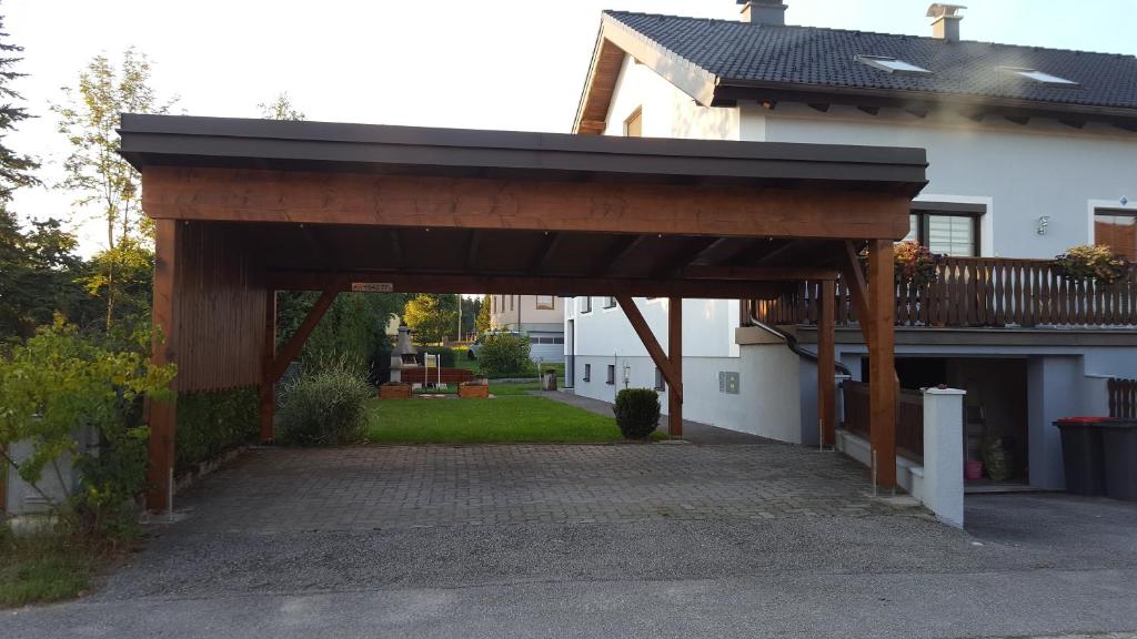 a wooden pergola in front of a house at Hanko Martina in Litschau