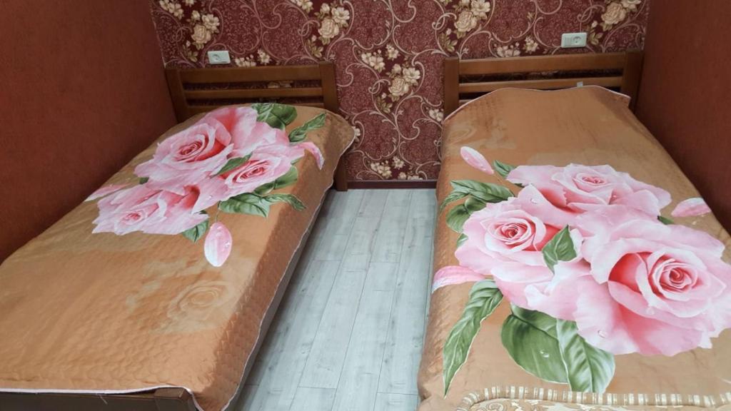 Ліжко або ліжка в номері Apartments on Krasnoarmeyskaya 6
