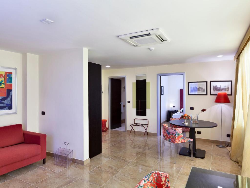 A seating area at Mercure Villa Romanazzi Carducci Bari