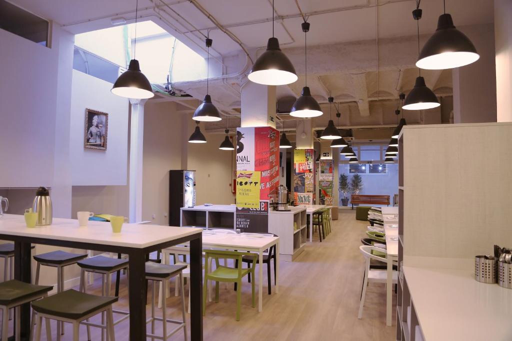 Hola Hostal Eixample photo 4