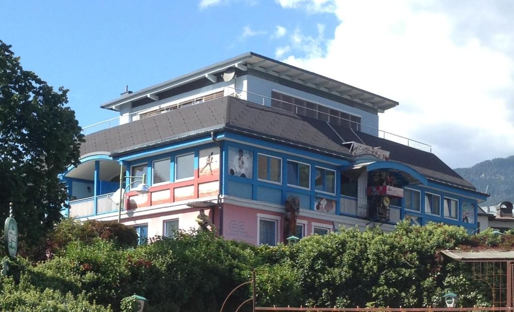 ein farbenfrohes Haus mit einem Dach darüber in der Unterkunft FeWo Creativ-Center Lienz in Lienz