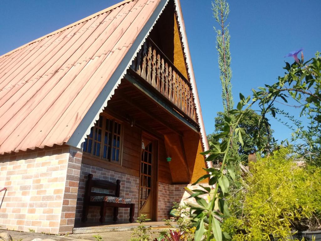 Casa con techo rojo y balcón en Recanto Mauá - Chalé Amor Perfeito, en Visconde De Maua