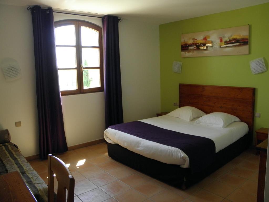 Hôtel et Restaurant Logis Le Mas de Mon Père - Triple Room