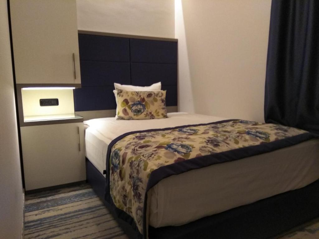 Uma cama ou camas num quarto em Old Town Hotel