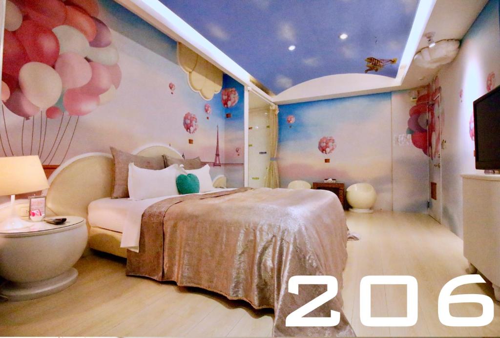 a bedroom with a bed in a room with balloons at CD Motel in Hsinchu City