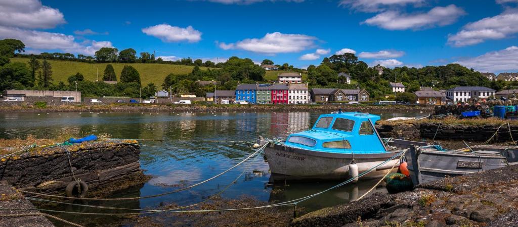 Ein Boot ist in einem Wasserkörper angedockt. in der Unterkunft Barry's Bed and Breakfast in Bantry