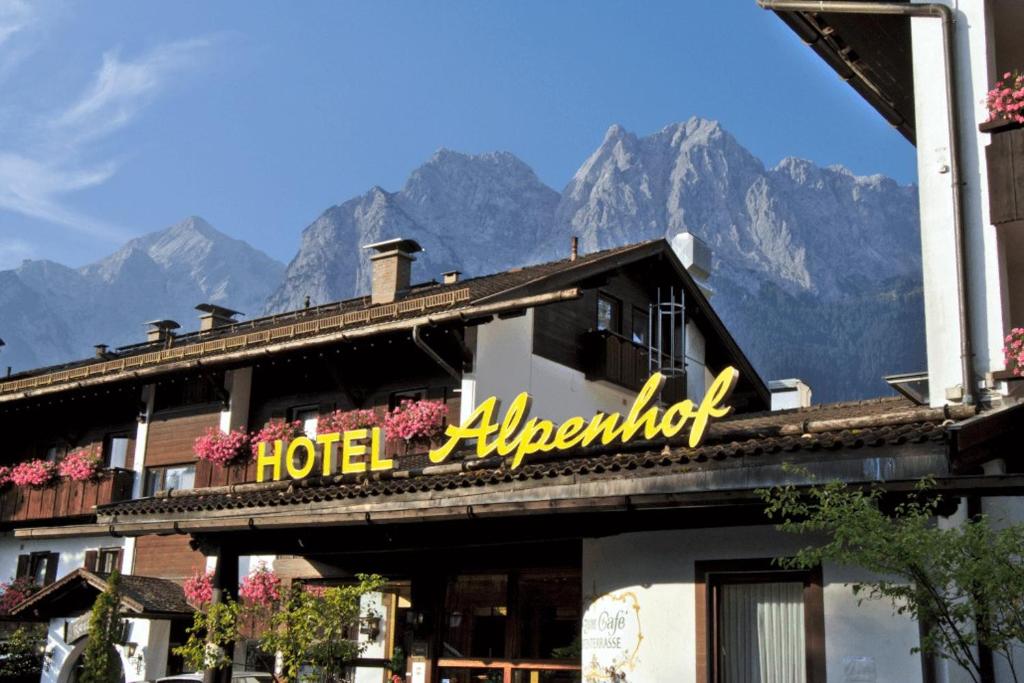 ein Hotel albuquerque mit Bergen im Hintergrund in der Unterkunft Alpenhof Grainau in Grainau