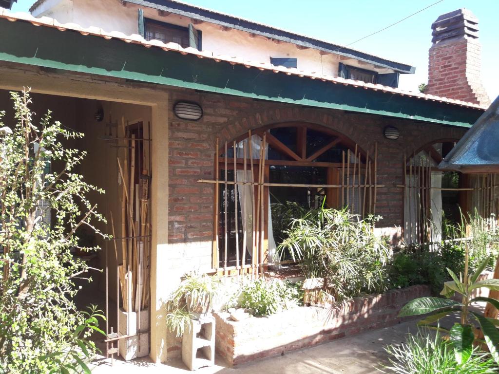 un edificio en construcción con las puertas abiertas en "Mahilo Casa" en Villa Gesell